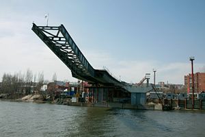 Надвижка пролетного строения автодорожного моста через реку Суру