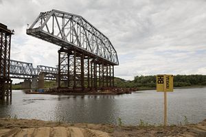 Демонтаж пролетных строений железнодорожного моста через р. Оку