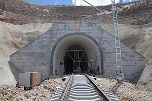 Укладка верхнего строения пути в Облученском тоннеле