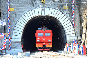 В Приморье пошли поезда по Кипарисовскому тоннелю