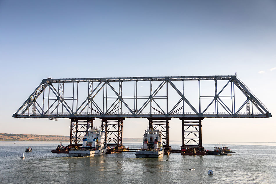 Произведен монтаж на плаву самого большого пролетного строения строящегося моста через реку Дон