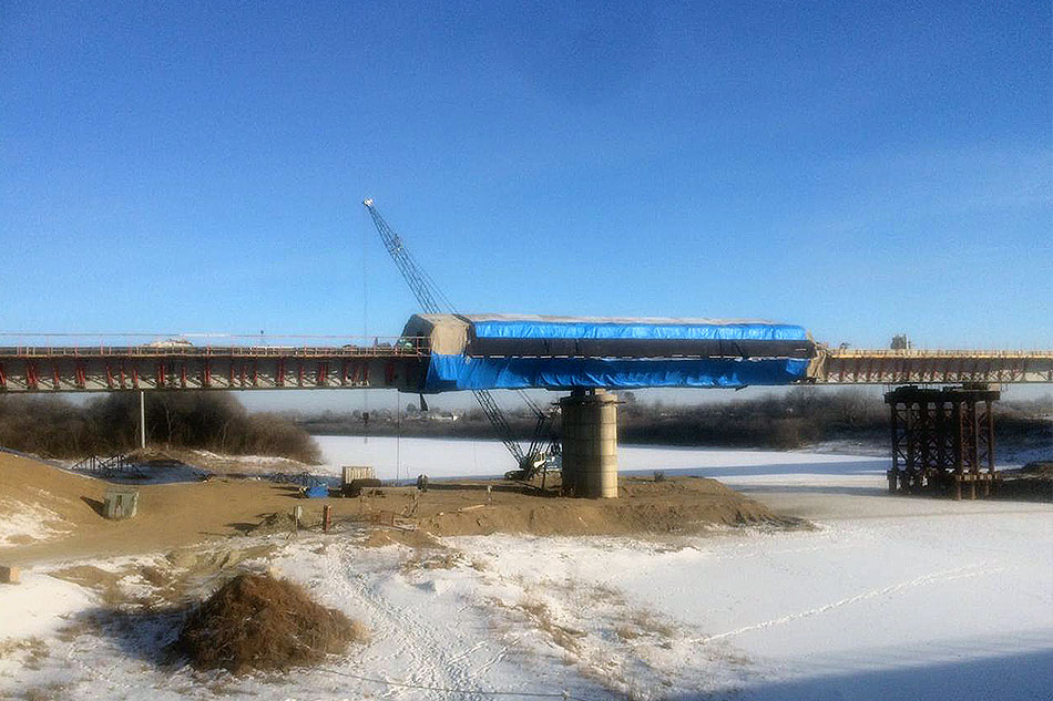 Завершено устройство железобетонной плиты проезжей части моста через протоку Каникурганскую