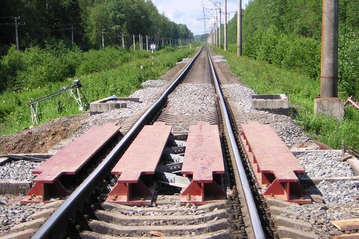 Подвесной пакет для перекрытия участка железнодорожного пути при ремонте или возведении искусственных сооружений