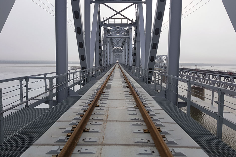 На мосту через реку Дон уложены временные железнодорожные пути