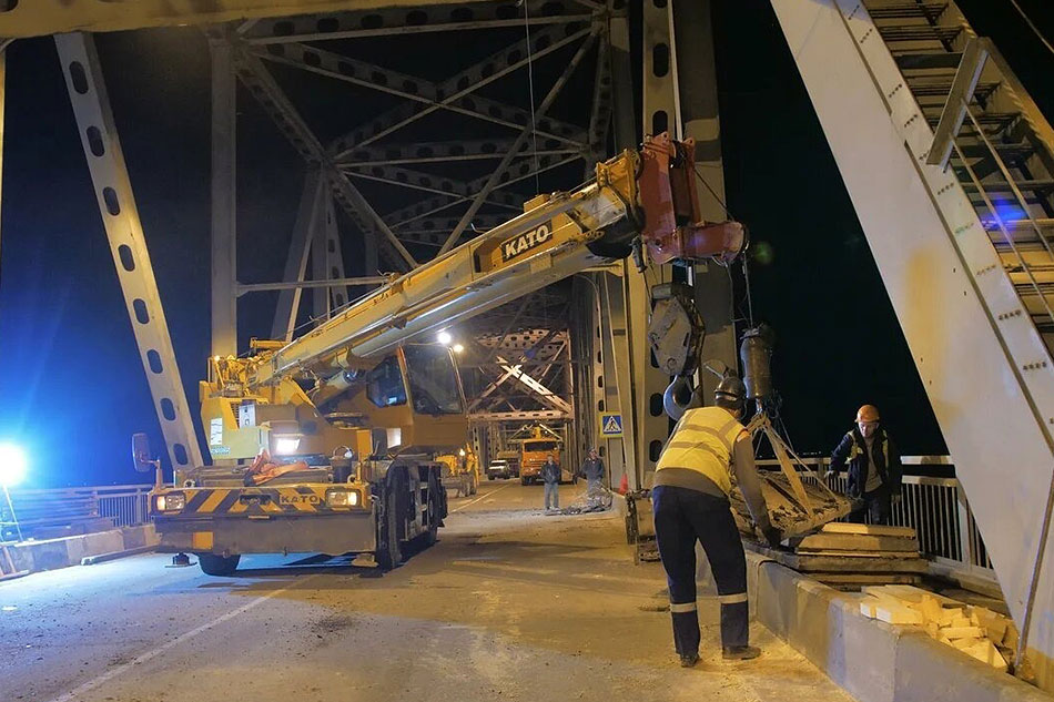 Завершены ремонтные работы на втором аварийном участке моста через реку Зею