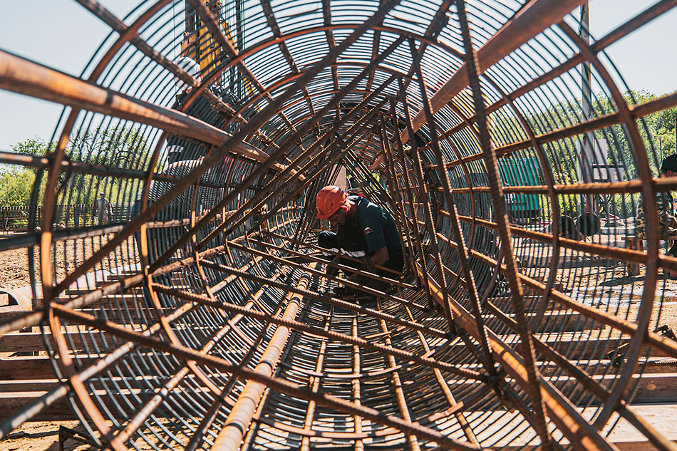 Строители АО «УСК МОСТ» приступили к бетонированию свай основания фундамента опор нового моста через реку Зею