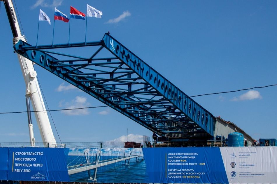Начался первый этап надвижки пролетного строения нового Зейского моста