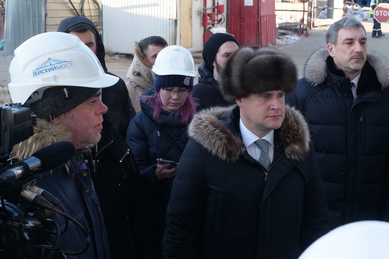 Министр Алексей Чекунков и губернатор Василий Орлов ознакомились с ходом работ по строительству автодорожного мостового перехода через реку Зея