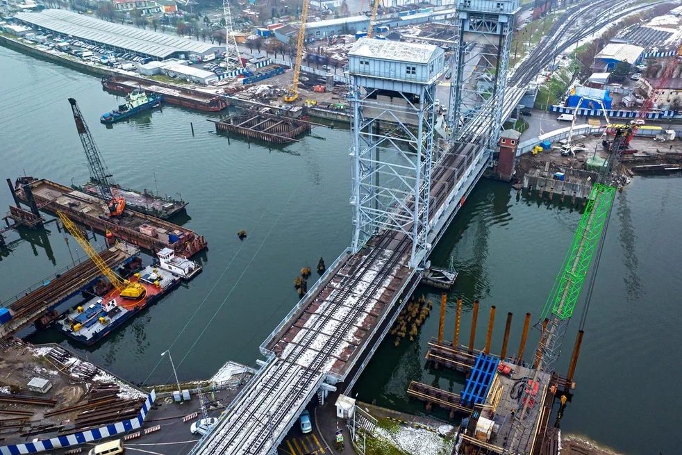 Группа компаний Бамтоннельстрой-Мост прокладывает трубопровод под руслом реки Преголи
